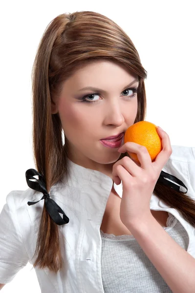 Morena posando com laranja — Fotografia de Stock