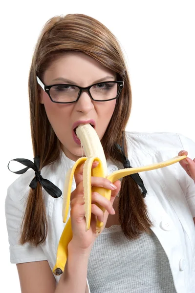 Сексуальная брюнетка позирует с бананом — стоковое фото