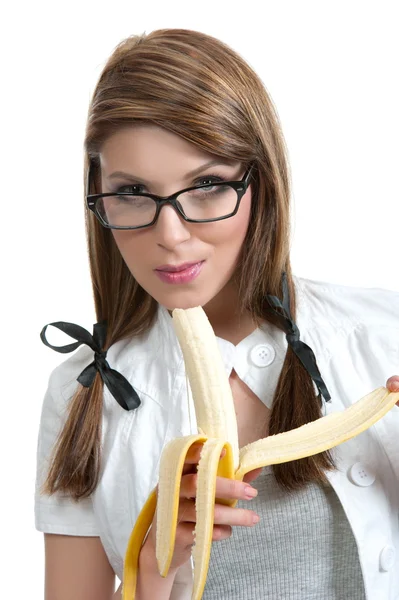 Сексуальная брюнетка позирует с бананом — стоковое фото