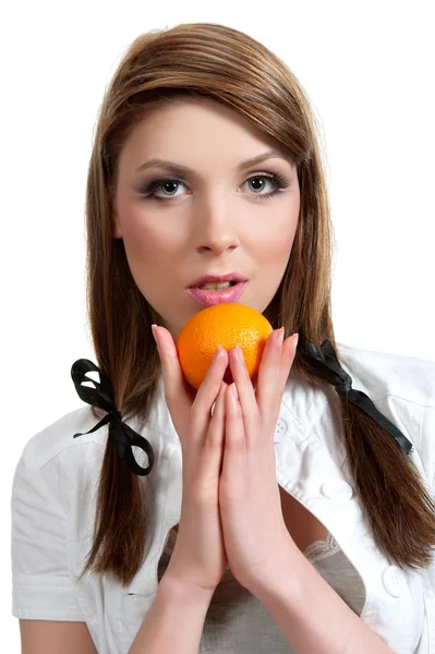 Брюнетка позирует с апельсином — стоковое фото