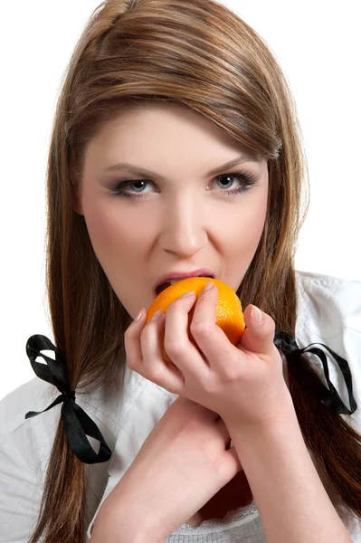 Μελαχρινή που ποζάρει με πορτοκάλι — Φωτογραφία Αρχείου