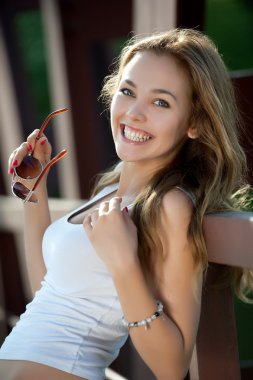 güneş gözlüklü kız portresi