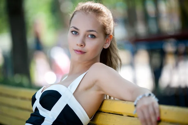 Chica en vestido negro corto — Foto de Stock