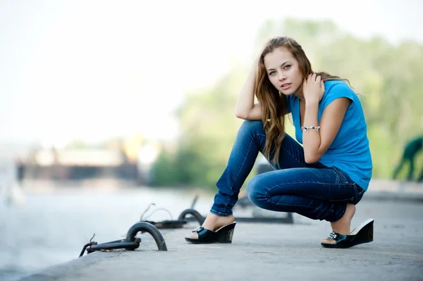 Meisje die zich voordeed op ligplaats — Stockfoto