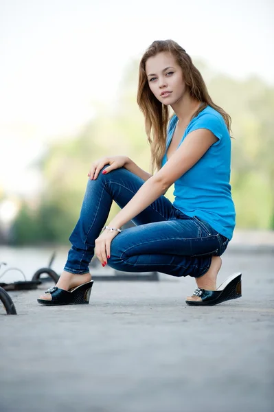 Dívka pózuje na lůžko — Stock fotografie