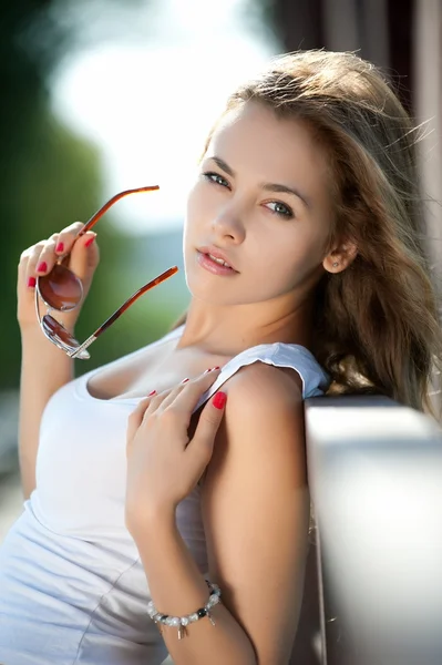 Retrato de menina com óculos de sol — Fotografia de Stock