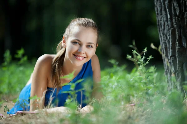 Meisje in blauwe jurk poseren — Stockfoto