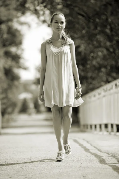 Beautiful girl walking — Stock Photo, Image