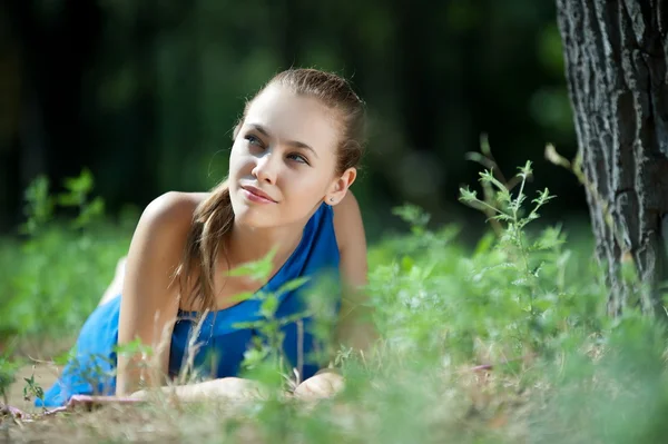 Meisje in blauwe jurk poseren — Stockfoto