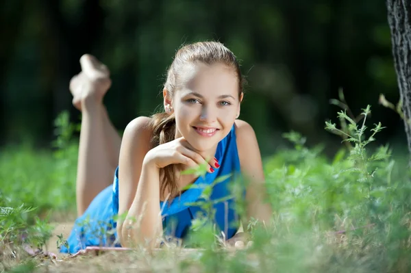 Ragazza in abito blu posa — Foto Stock