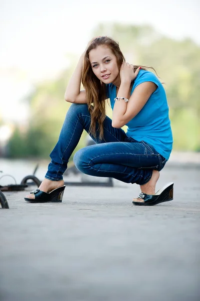 Mädchen posiert auf Liegeplatz — Stockfoto
