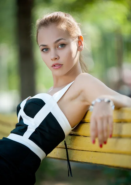 Menina em vestido preto curto — Fotografia de Stock