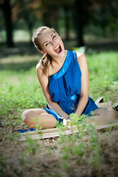 Mavi elbise poz içinde kız — Stok fotoğraf