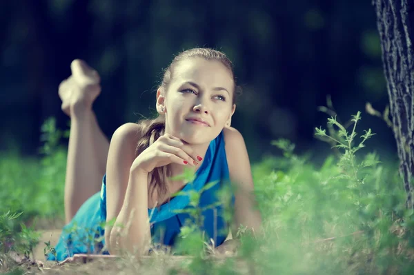 Ragazza in abito blu posa — Foto Stock