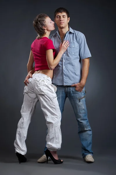 Jovem casal posando em estúdio — Fotografia de Stock