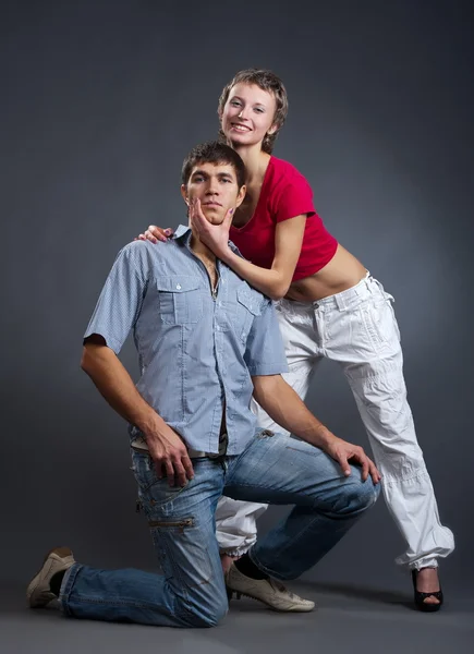 Joven pareja posando en estudio — Foto de Stock