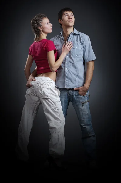 Jovem casal posando em estúdio — Fotografia de Stock