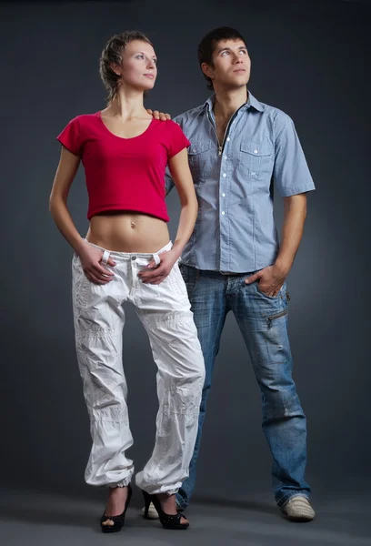 Jovem casal posando em estúdio — Fotografia de Stock