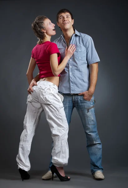 Jeune couple posant en studio — Photo