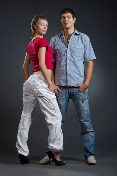 Jovem casal posando em estúdio — Fotografia de Stock