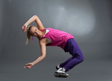 Sportif elbiseleri sarışın dansçı kız