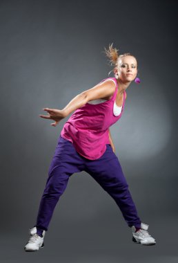 Sportif elbiseleri sarışın kız