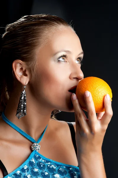 Девушка в синем платье с апельсиновыми фруктами — стоковое фото