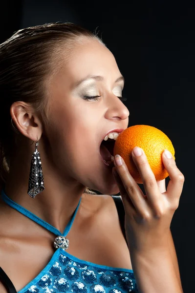 Fille en robe bleue avec des fruits orange — Photo