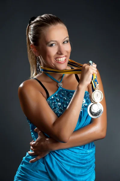 금발 챔피언 여자 메달 — 스톡 사진