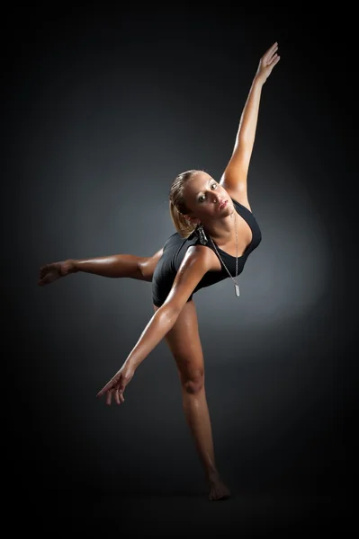 Blondes Mädchen in sportlicher Kleidung — Stockfoto