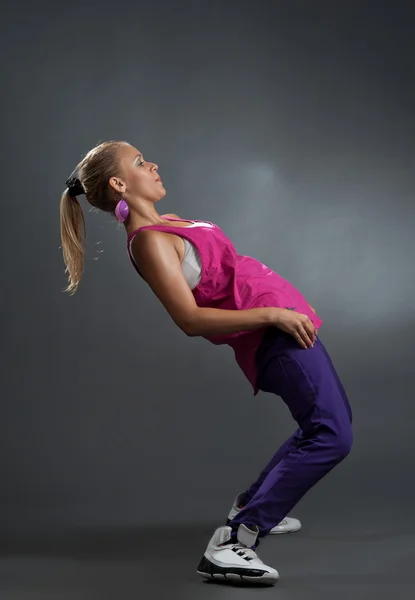 Блондинка танцівниця в спортивному одязі — стокове фото