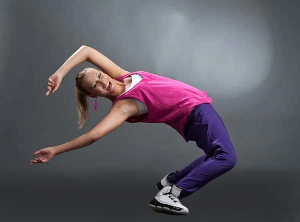 Blonde Tänzerin in sportlicher Kleidung — Stockfoto