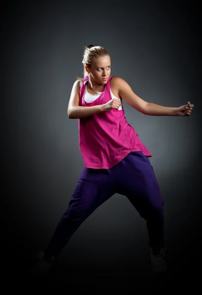 Blondes Mädchen in sportlicher Kleidung — Stockfoto