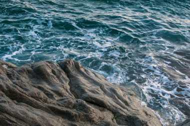 Taşlar dalgalar gibi