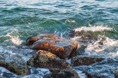 Kayalar ve dalga deniz