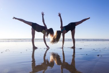 Yoga yaparken iki kız