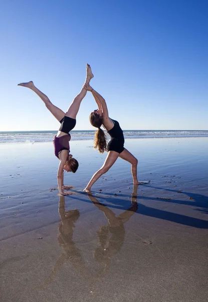 Twee meisjes doen yoga — Stockfoto