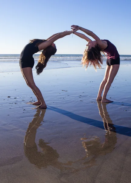 Twee meisjes doen yoga — Stockfoto