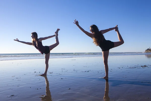 Deux filles font du yoga — Photo