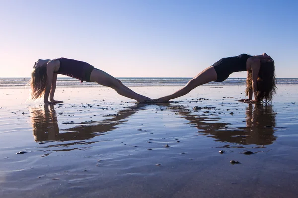 Twee meisjes doen yoga — Stockfoto