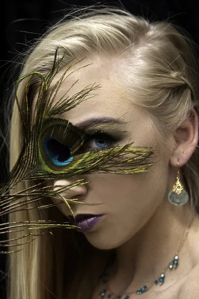 Chica con pluma de pavo real —  Fotos de Stock