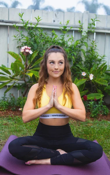 Jonge Vrouw Yoga Tuin — Stockfoto