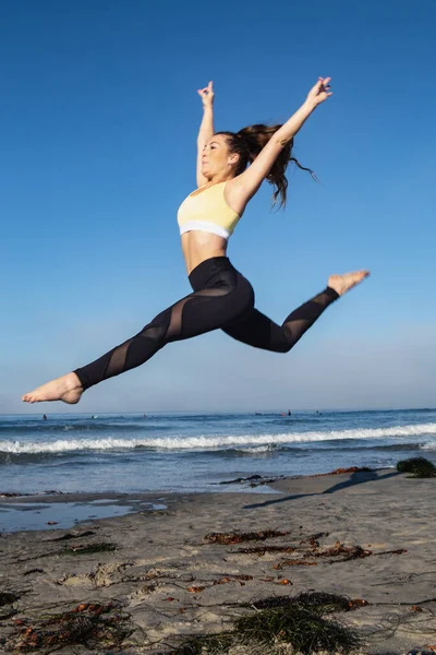 Jonge Vrouw Yoga Het Strand — Stockfoto