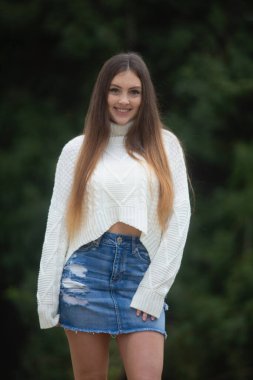 Parktaki güzel genç kadın.