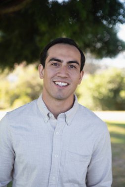 Parktaki genç adam portresi