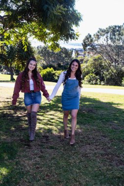 Parkta iki kız kardeş.