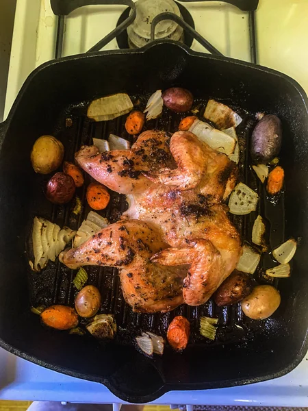 Frango Assado Dividido Com Legumes — Fotografia de Stock