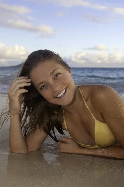 Hermosa chica en la playa — Foto de Stock