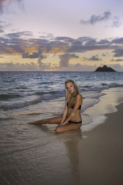 Fille en bikini à la plage — Photo