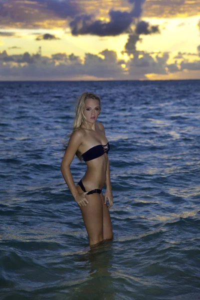 Tjej i bikini på stranden — Stockfoto